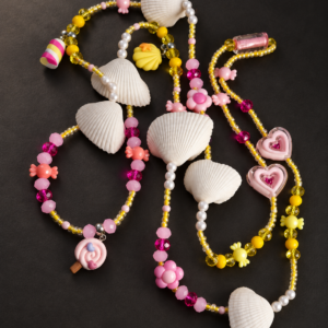 Guia de Erê Mariazinha Artesanal | Conchas Naturais, Corações e Flores em Rosa e Amarelo