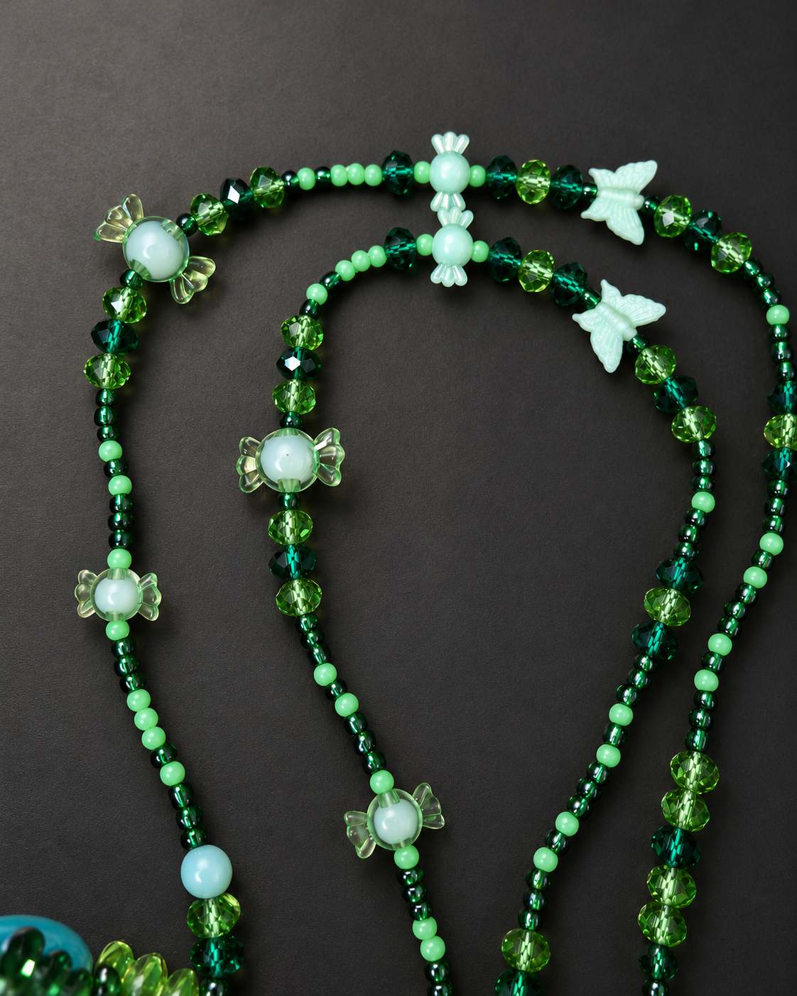 Guia de Erê Flechinha Artesanal | Arco Dourado, Folha e Borboletas em Verde - Imagem 3
