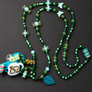 Guia de Erê Flechinha Artesanal | Arco Dourado, Folha e Borboletas em Verde