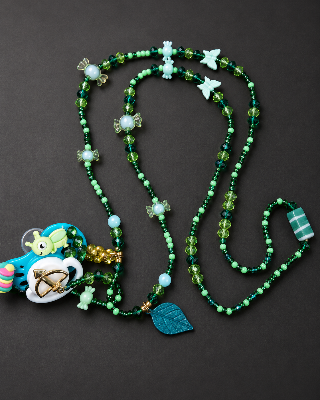 Guia de Erê Flechinha Artesanal | Arco Dourado, Folha e Borboletas em Verde